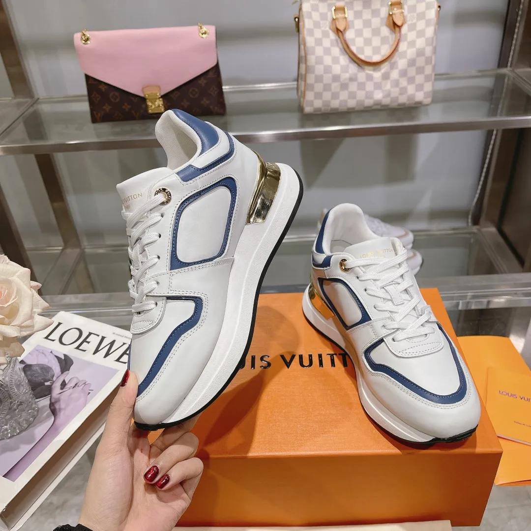👟👟Ex-factory price 640👟👟 🔥🔥🔥LOUIS VUITTON 2025 couples models are now on the official website of Louis Vuitton, this Neo Run Away sneakers are inspired by running shoes, incorporating LV's iconic must-have shoes into the trend. This version is a 1:1 replica of the original version, made of LV denim and calfskin, highlighting its simple lines and unique wedge outsole. The main details include the LV initials on the side and the engraved gold heel stabilizer on the back plus a hidden insole. 2cm. Sizes 35-42, 39-46. Full package, high version. Welcome new and old customers to inquire.